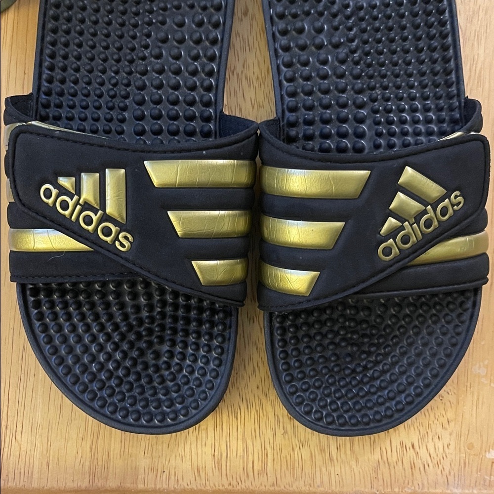 NWOT Adidas Men’s ADISSAGE Comfort Slides in Black & Gold EG6517 Size 6 - Picture 9 of 12